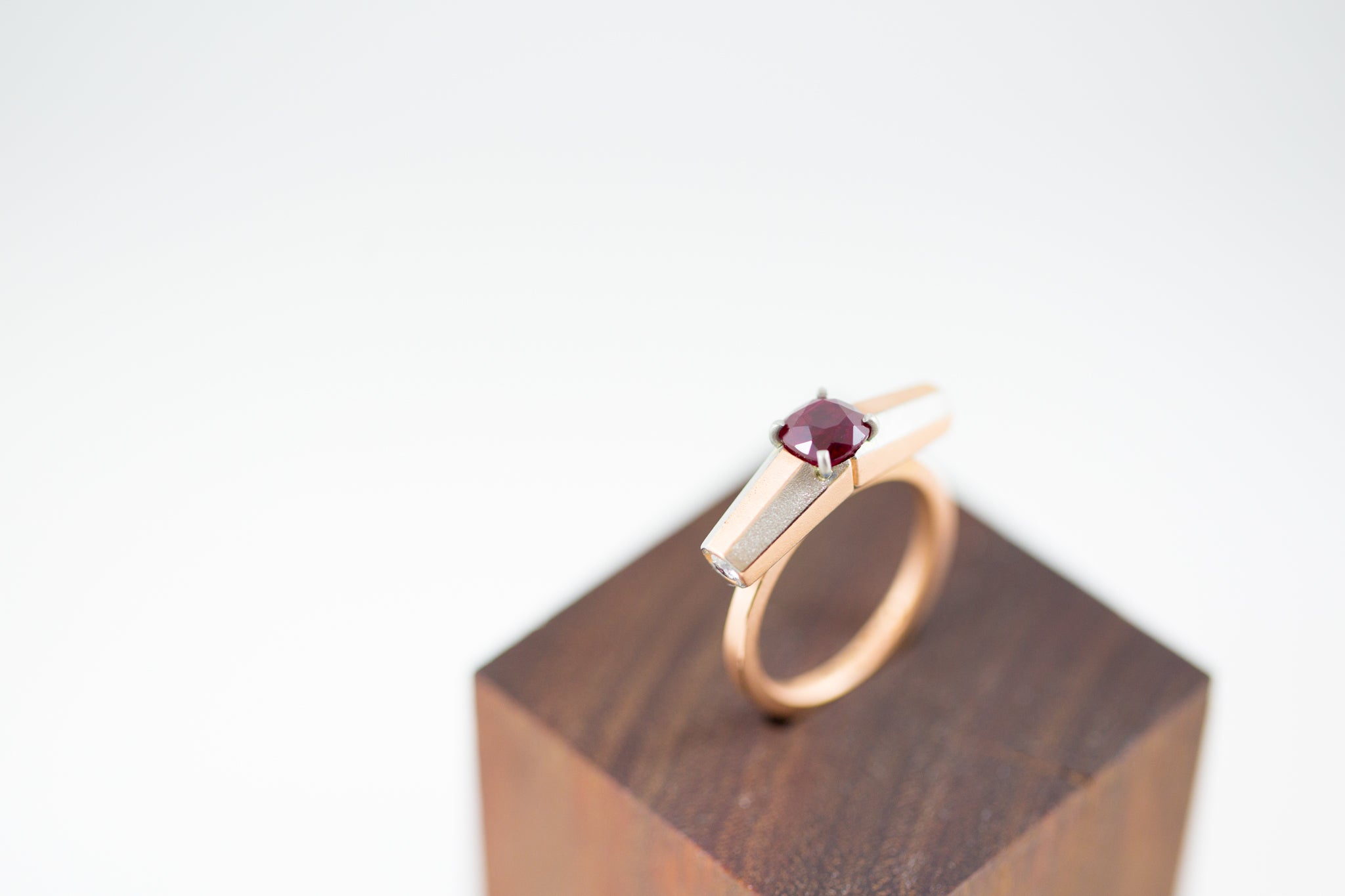 close up of a custom gold ring with ruby sapphire stone 